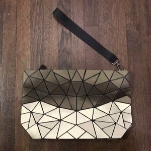 Wristlet with geometric shapes